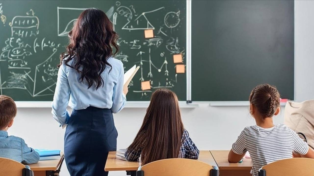 Öğretmenlere ek ders ücretleri yatıyor! 2025 Nisan Öğretmenlerin ek ders ücreti ne zaman ödenecek?