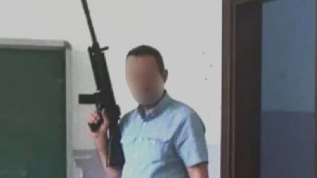 Ankara Atatürk Lisesi'nde tepki çeken kare! Silahlı öğretmen hakkında inceleme başlatıldı