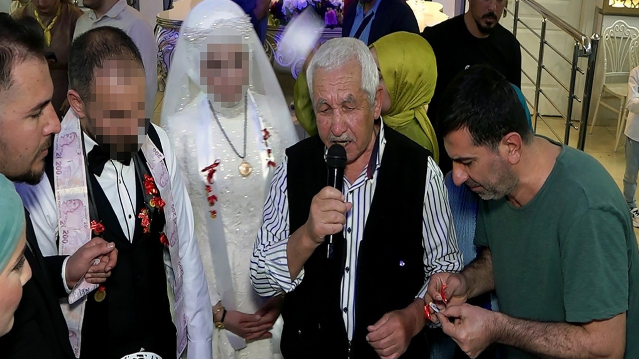 O anlara kameralara yansıdı! Davetli gibi gittiği düğünde vurgun yaptı