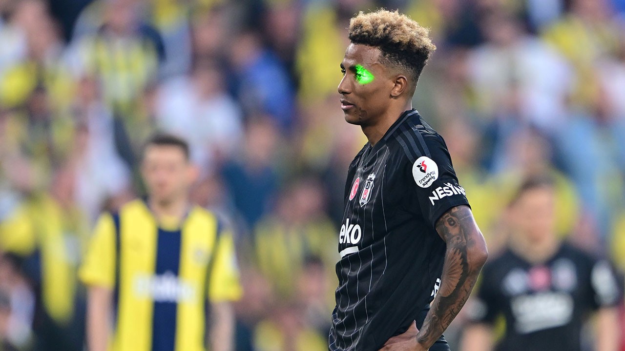 Fenerbahçe-Beşiktaş derbisinde lazerli müdahale: Taraftar gözaltına alındı