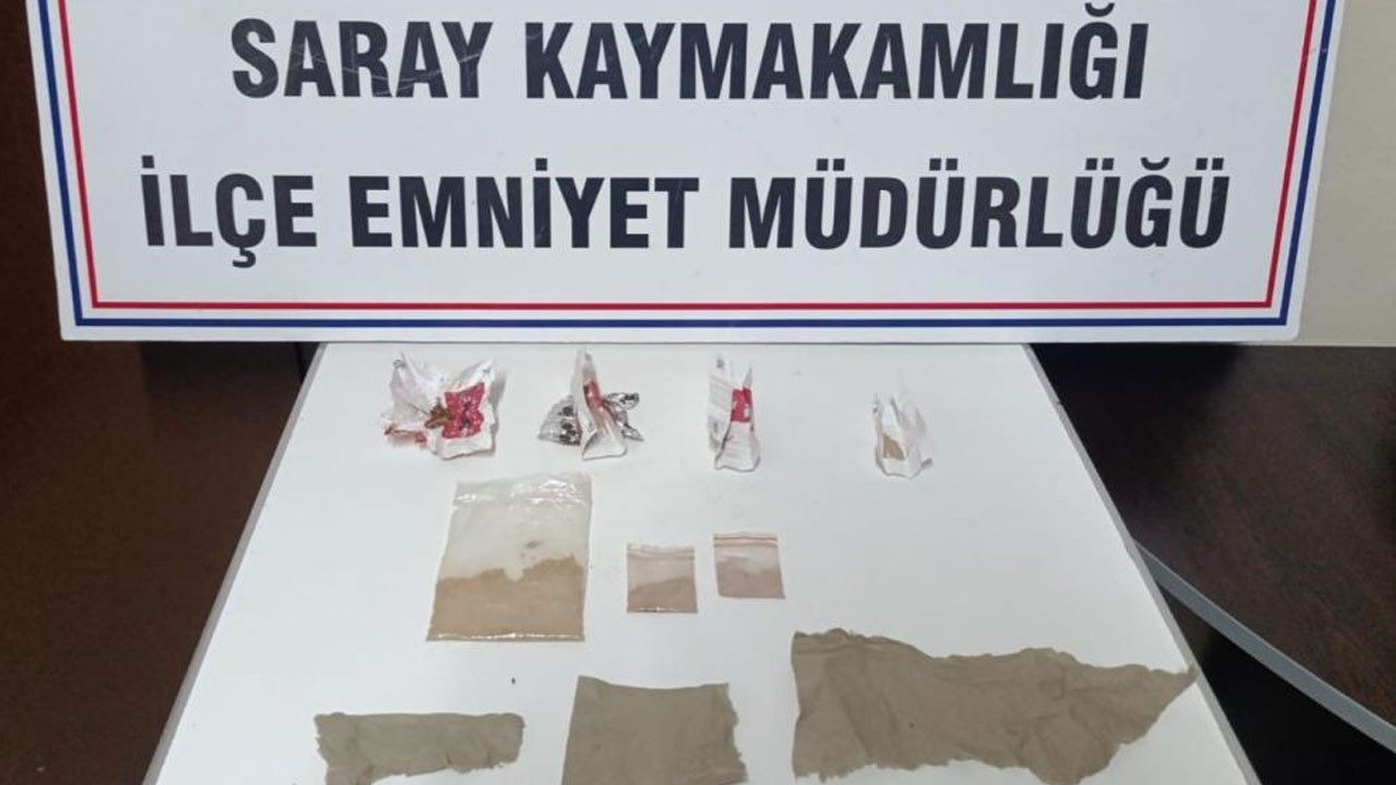 Yöntemleri pes dedirtti! Uyuşturucu maddeyi peçeteye emdirdiler