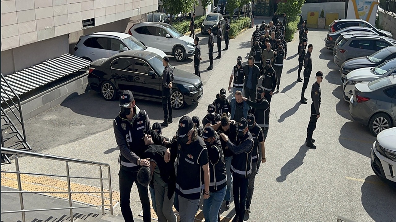 F serili paralar ele geçirildi! FETÖ'nün döner zincirine operasyon