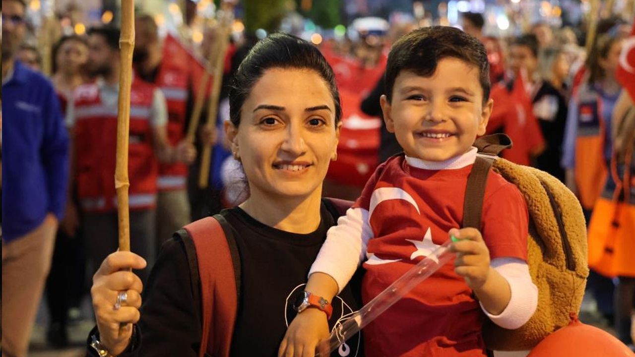 19 Mayıs coşkuyla kutlandı! Başsavcı Yeğin'den fener alaylı bayram - Resim: 1