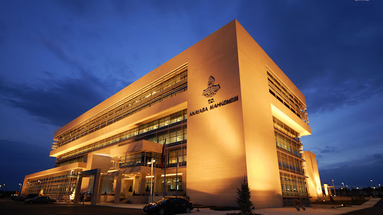 Davayı kazandı ama tazminatın 3’te 1’i vekalete gitti! AYM ‘dur’ dedi