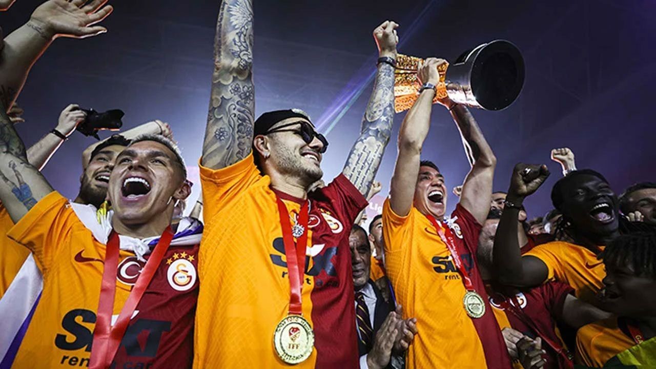 GALATASARAY SON DAKİKA HABERİ: Al-Hilal'e gideceği konuşuluyordu! Okan Buruk, Osimhen'in akıbetini açıkladı! - Resim: 1