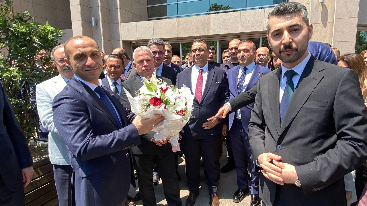 İstanbul Adliyesi'nde veda töreni! Büro Memur-Sen, Özdemir'i çiçeklerle uğurladı