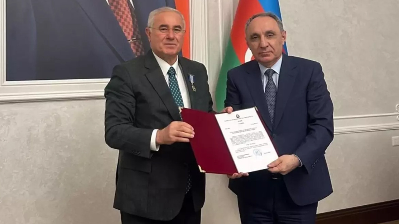 Azerbaycan Başsavcısı'ndan Başdenetçi Akarca'ya madalya!