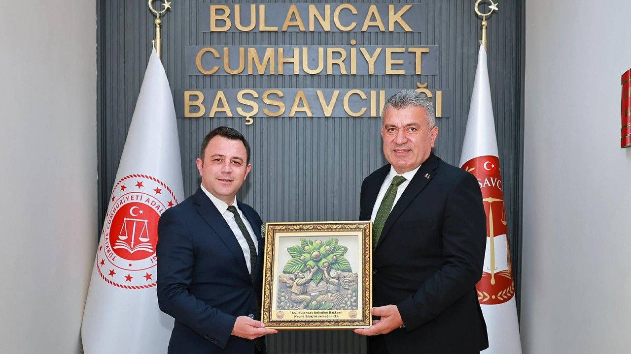 Belediye Başkanı Sıbıç, Başsavcı Emre Us'u hediye ile uğurladı!