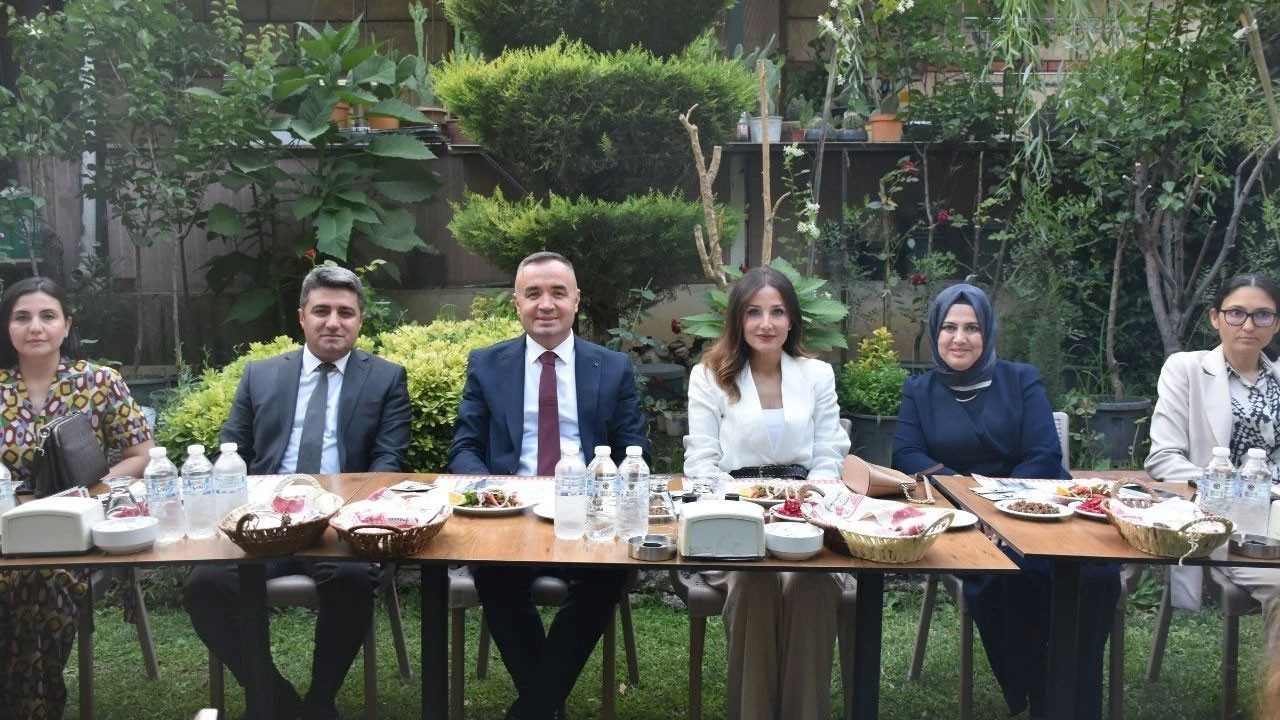 Kemalpaşa’da tayini çıkan hakim ve savcılar uğurlandı