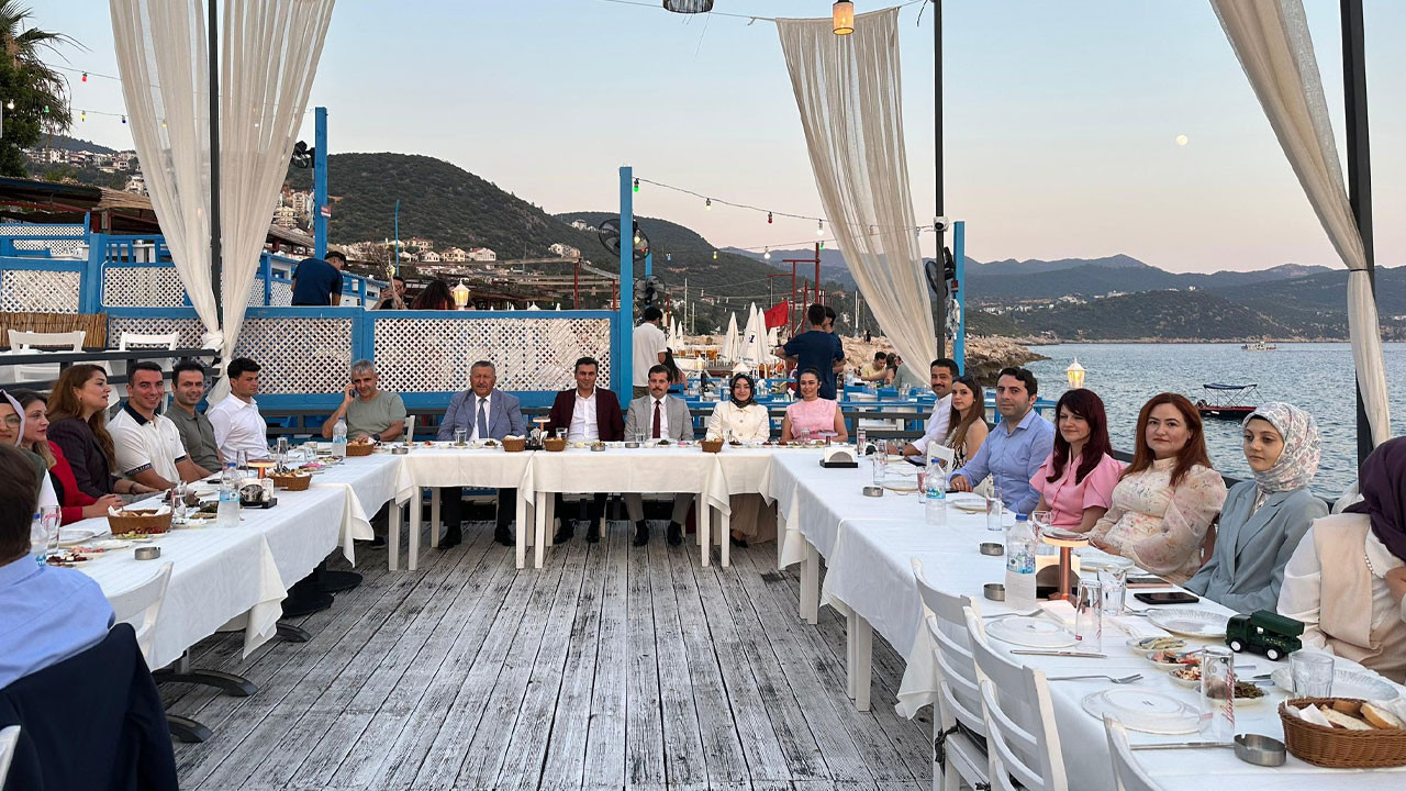 Kaş'ta yargı mensuplarına veda yemeği! Kaymakam Kumbasar da katıldı