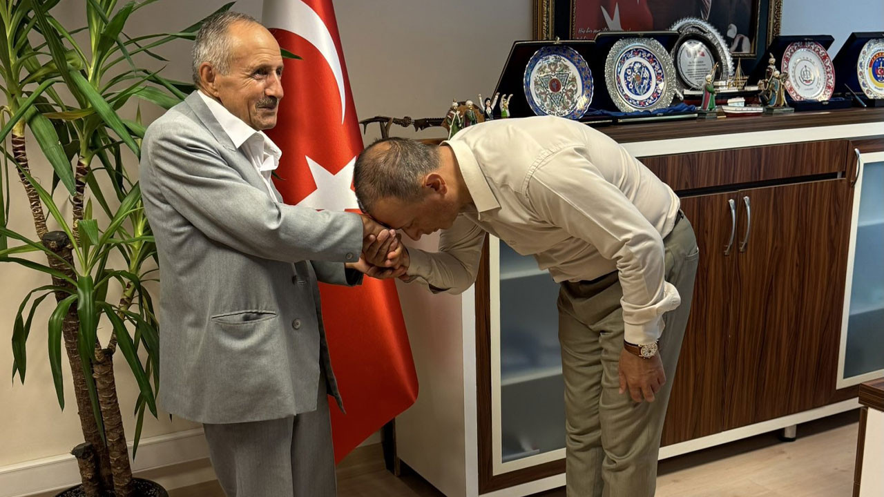 Hakim Aksoy’dan lise öğretmenine vefa! Elini öpüp kapıda karşıladı