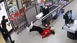 Görüntüler kameralara yansıdı! Market kasiyerini darbedip kaçtı