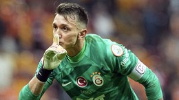 Muslera, Türk futbol tarihine geçebilir! Efsane futbolcuyu da geride bırakacak