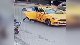 Turisti metrelerce sürükleyen taksici serbest