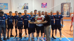 Voleybol turnuvası tamamlandı! Başsavcı Fatih Şimşek ilçe protokolü ile kupa verdi