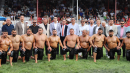 Kaymakam Erdem ve Başsavcı Kocakale, 673. Tarihi Elmalı Yağlı Güreşleri’ne katıldı