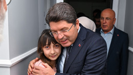 Bakan Tunç şehit ailesi ile bir araya geldi