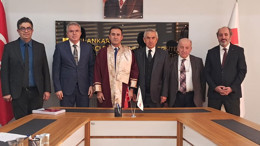 HSK Üyesi Seyfi Han'dan büyük başarı! Cübbesini hocaları giydirdi