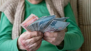 Emekli bayram ikramiyesi ödemeleri başladı: 3 bin TL hesaplara geçiyor! 1000 TL ikramiye fark ödemesi için gözler SGK’da!