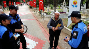 Tek tek kontrol ettiler! Polisten mezarlıkta 'Sahte hoca' avı