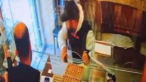 İstanbul'da kuyumcudan binlerce liralık altın çalıp kaçtı