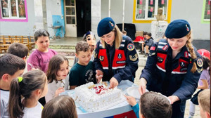 23 Nisan'ı unutmadılar! Jandarmadan çocuklara pasta jesti