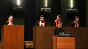 Tamamı yargı mensubu! Adliye Tiyatro Kulübü 'Reis Bey'i sahneledi