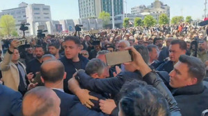 CHP lideri Özgür Özel'e saldırı!