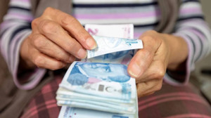 Bu bayram emeklinin yüzü gülecek! Maaşa ek 31.000 TL nakit desteği!
