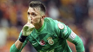 Muslera, Türk futbol tarihine geçebilir! Efsane futbolcuyu da geride bırakacak