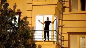 Oyuncak tabanca ile mahalleyi ayağa kaldırdı!