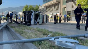 Bursa'da polis aracı takla attı! Yaralılar var