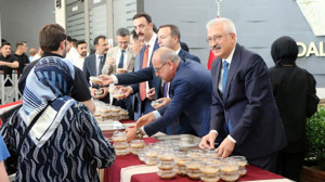 Bursa Adliyesi'nde Aşure Günü etkinliği! Başsavcı Solmaz bizzat dağıttı