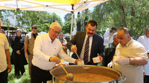 Pazarcık’ta anlamlı etkinlik! Başsavcı Özkaynak’tan aşure ikramı…