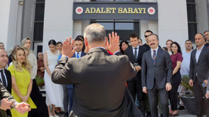 Başsavcısı Çelikkol, Hatay Adliyesi’nden alkışlarla uğurlandı