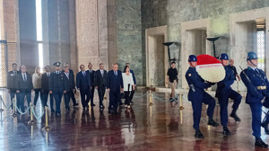 Başsavcı Aliyev'den Anıtkabir'e ziyaret! Çelenk bırakıp Şeref Defteri'ni imzaladı