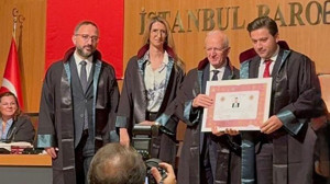 Öztürk ailesinin mutlu günü! Avukatlık ruhsatnamesini alkışlarla aldı