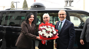 AYM Başkanı Özkaya, Malatya'da çiçeklerle karşılandı!