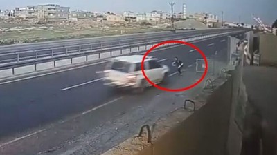 Yola kapan atan polise çarpıp kaçtı! O araç sürücüsü kıskıvrak yakalandı
