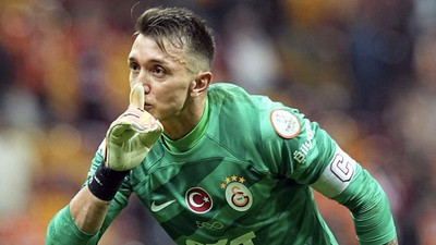 Muslera, Türk futbol tarihine geçebilir! Efsane futbolcuyu da geride bırakacak