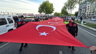 Tekirdağ'da içleri ısıtan görüntü! Polis ve gençler omuz omuza yürüdü