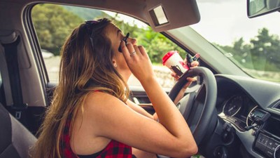 Trafik cezalarına 'makyaj yapmak' eklendi: 9 bin lira cezası var