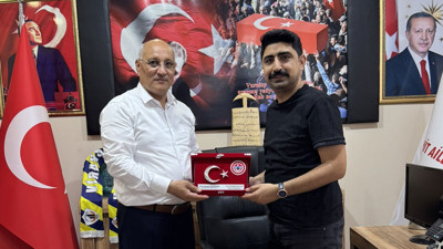 Viranşehir Şehit Aileleri ve Gaziler Derneği'nden Başsavcı Aydoğan'a anlamlı veda hediyesi!