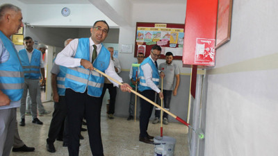 Her şey öğrencilerin eğitimi için! Kaymakam ve başsavcı okul boyadı