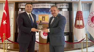 Adli Tıp Kurumu Başkanından Niğde Adliyesi'ne ziyaret! Başsavcı Süren'e hediye takdim etti