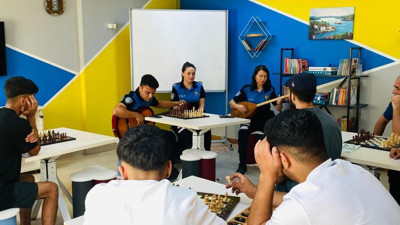 Polisler çaldı, onlar dinledi! Suça sürüklenen çocuklar müzikle bilgilendirildi