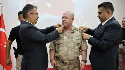 Tuğgeneralliğe terfi etmişti! Yeni rütbesini Vali Turan ve Başsavcı Dede taktı