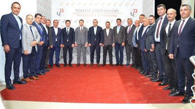 Bismil'de safkanlar kaymakamlık için koştu! Başsavcı Yaşar'dan kazanan jokeye çiçek