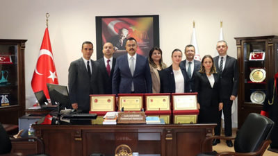 Amasya Adliyesi’nde birinci sınıfa ayrılan hakimlere plaket töreni