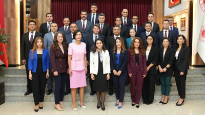 Başsavcı Gümüş, birinci sınıfa ayrılan hakim ve savcılara plaketlerini takdim etti